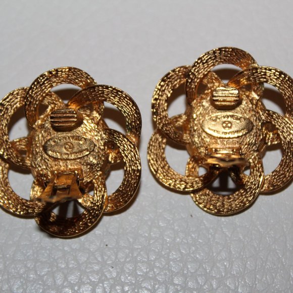 AUTHENTIC VINTAGE CHANEL GOLD TONE AND PEARL CLIP EARRINGS - Picture 7 of 7